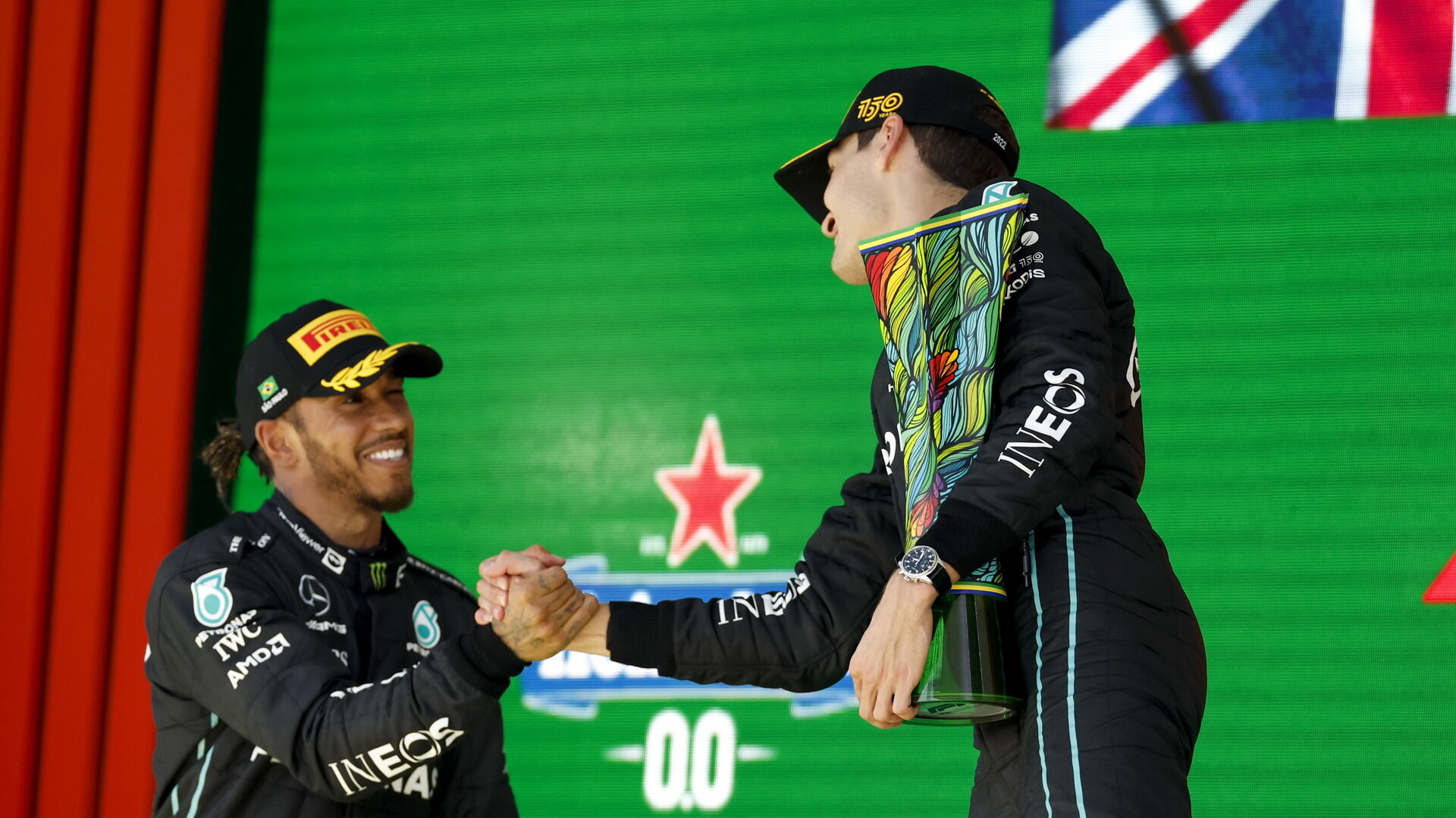 Lewis Hamilton a George Russell na stupních vítězů po závodě v Brazílii