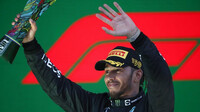 Lewis Hamilton se svou trofejí za druhé místo po závodě v Brazílii