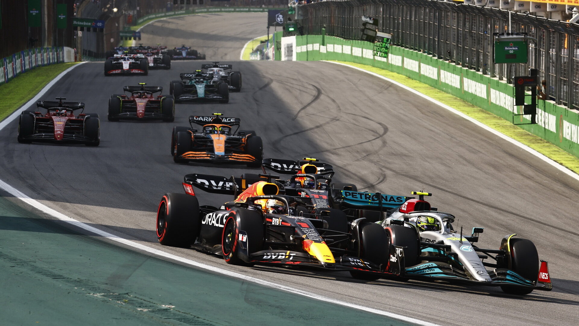 Max Verstappen v souboji s Lewisem Hamilton při startu závodu v Brazílii