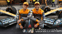 Lando Norris a Daniel Ricciardo před závodem v Abú Zabí