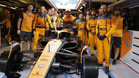 Daniel Ricciardo  se svými mechaniky před závodem v Abú Zabí