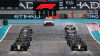 GRAFIKA: Startovní rošt v Abú Zabí - Verstappen s Leclercem z 1. řady, Sainz hodně vzadu - anotační obrázek