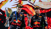 Max Verstappen a Sergio Pérez se svými trofejemi po závodě v Abú Zabí