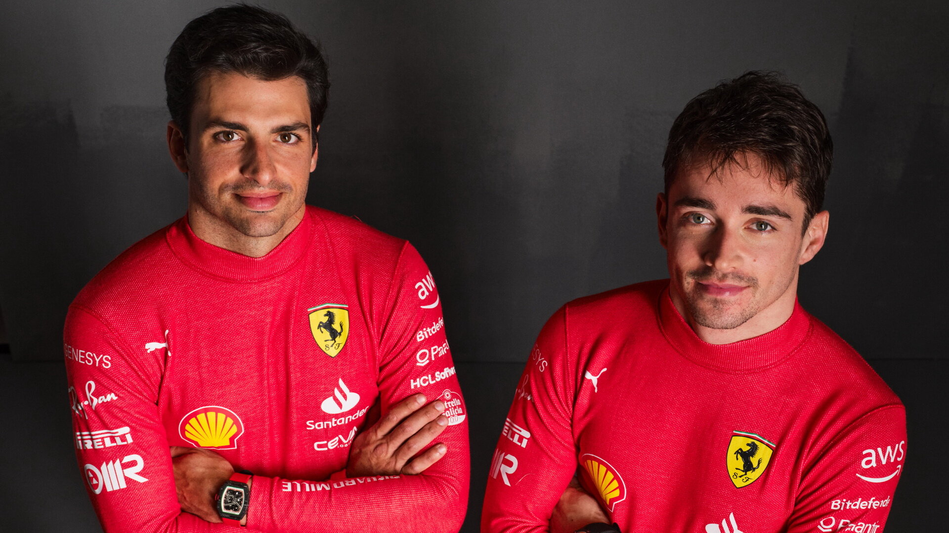 Závodní vojka Ferrari: Carlos Sainz (vlevo) a Charles Leclerc