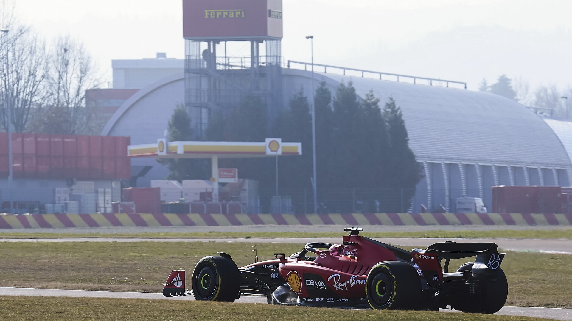 Charles Leclerc poprvé na dráze s vozem Ferrari SF-23