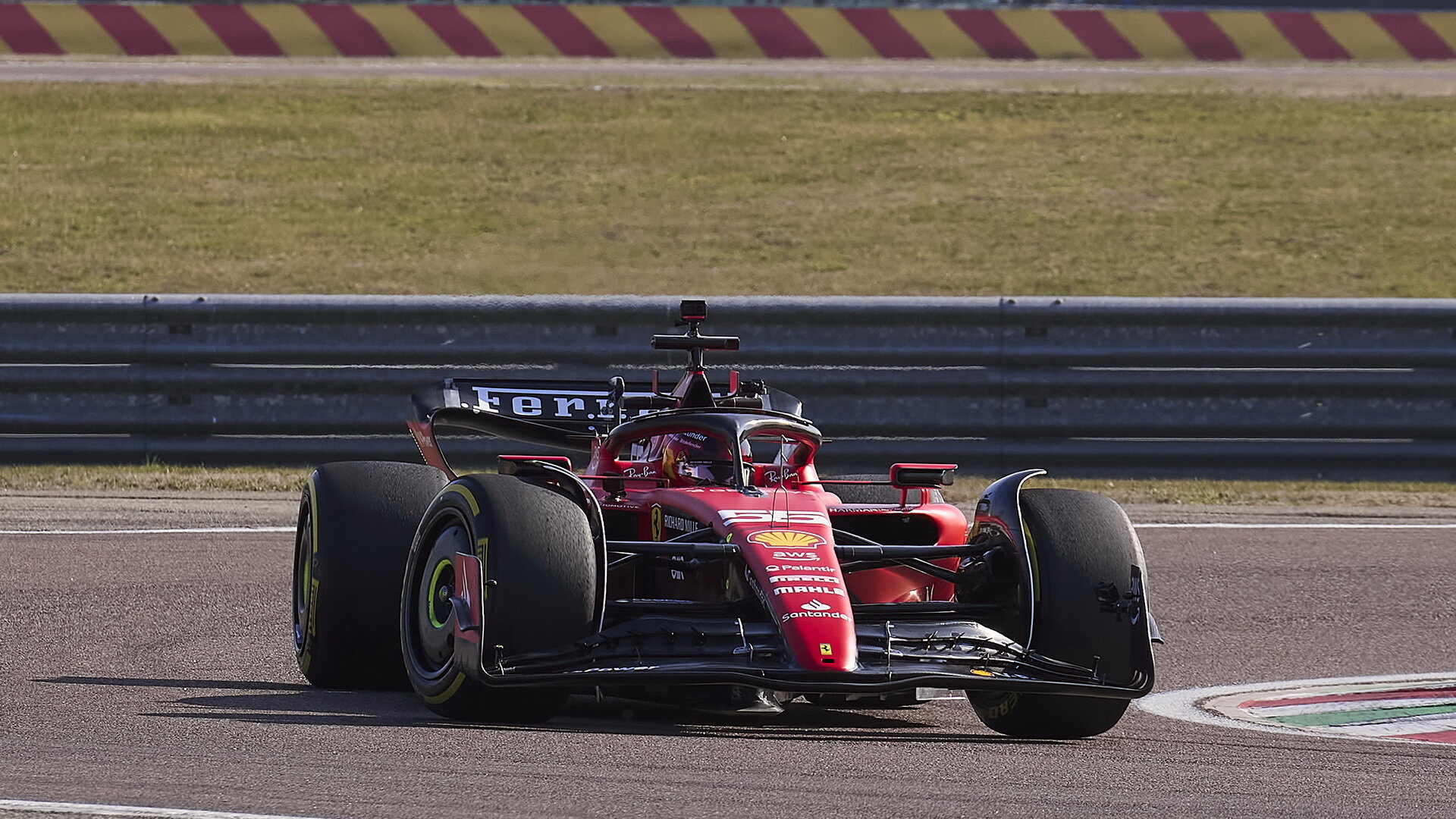 Carlos Sainz poprvé na dráze s vozem Ferrari SF-23