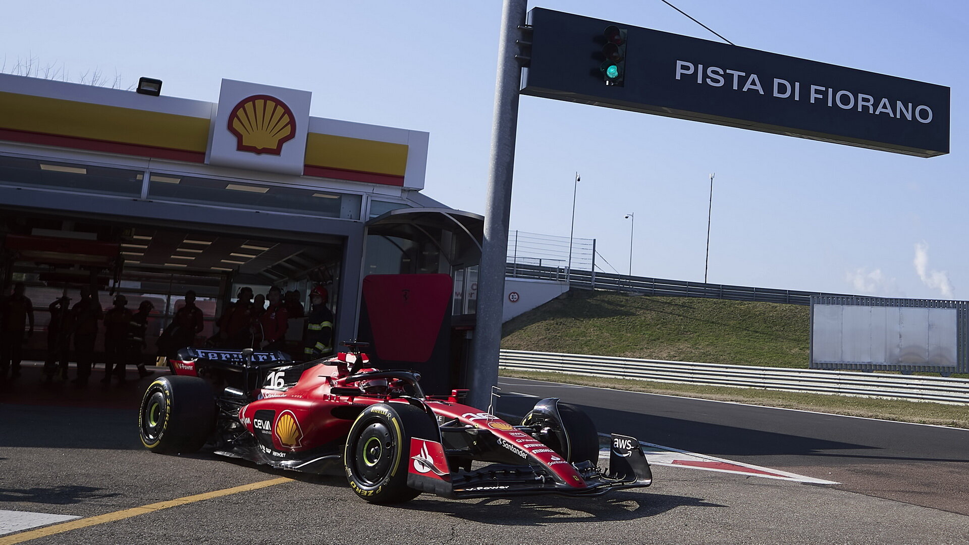 Charles Leclerc při testech nového Ferrari SF-23 ve Fioranu