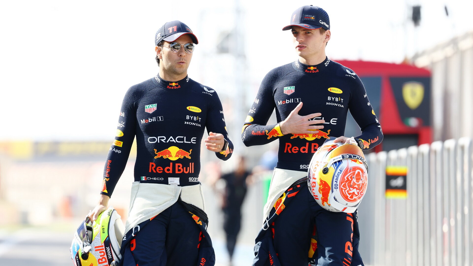 Sergio Pérez a Max Verstappen během prvních předsezónních testů v Bahrajnu