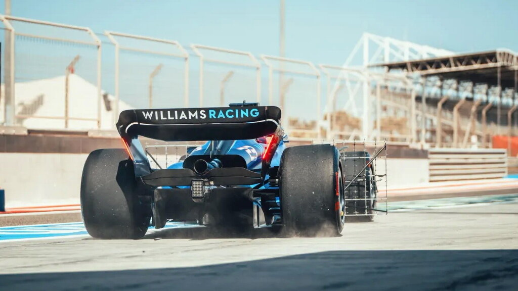 Alexander Albon s Williamsem FW45 během předsezónních testů v Bahrajnu