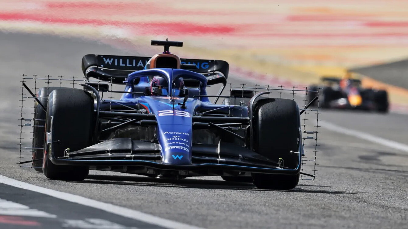 Alexander Albon s Williamsem FW45 během předsezónních testů v Bahrajnu