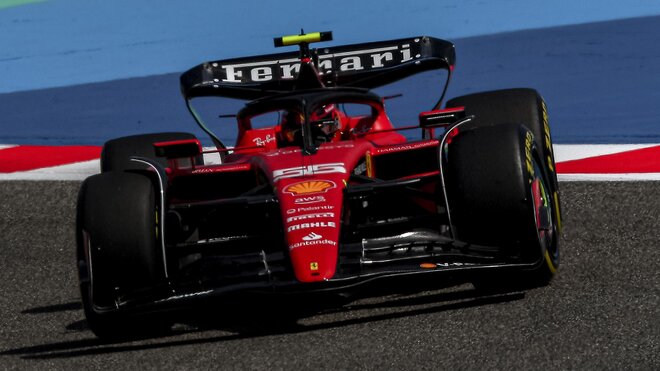 Carlos Sainz s Ferrari SF-23 během předsezónních testů v Bahrajnu