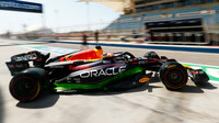 Max Verstappen s Flow-visem během prvních předsezónních testů v Bahrajnu