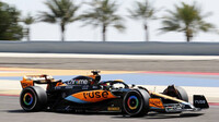 Oscar Piastri s McLarenem MCL60 při testech v Bahrajnu