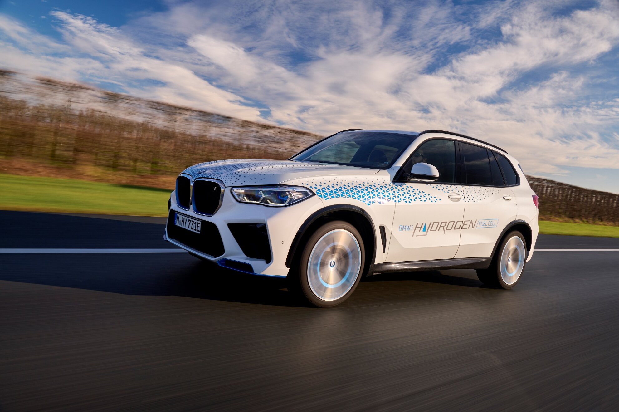 BMW iX5 Hydrogen jde po čtyřech letech vývojových prací do testovacího provozu