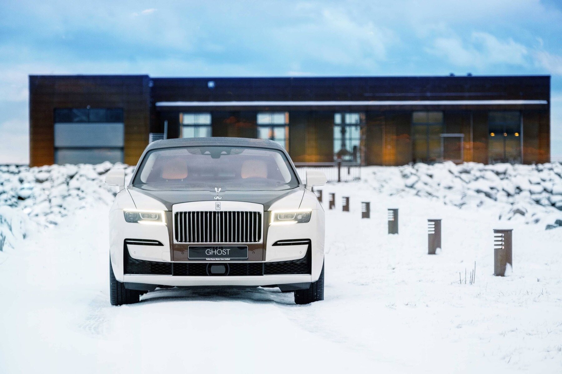 Rolls-Royce představil limitovanou edici Ghost Amber Roads s odkazem na "Jantarovou stezku"