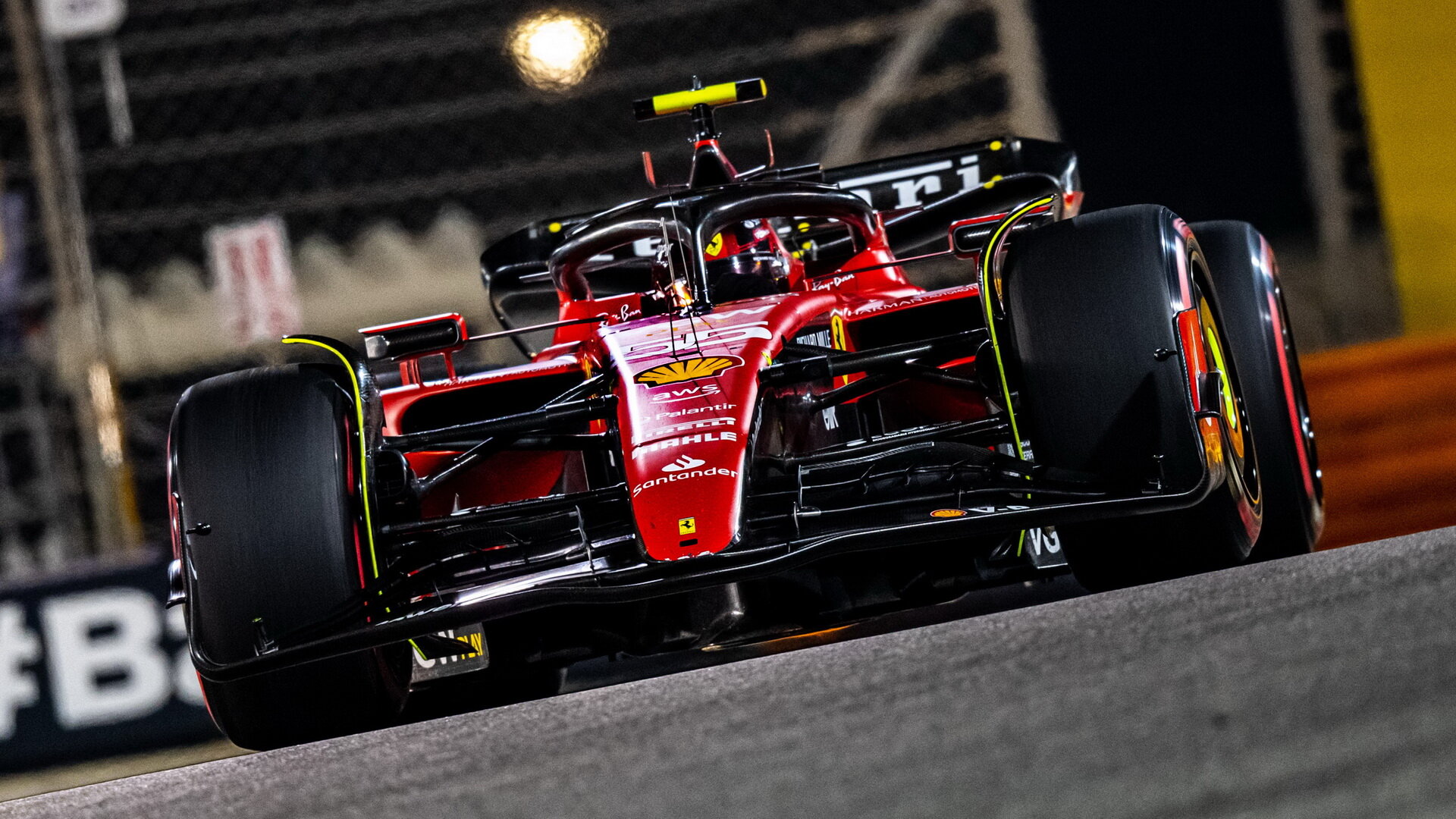 Carlos Sainz v závodě v Bahrajnu