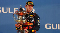 Max Verstappen se svou trofejí za první místo v závodě v Bahrajnu (Sakhir)