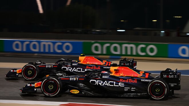 Max Verstappen a Sergio Pérez v závodě v Bahrajnu (Sakhir)