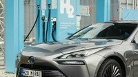 Toyota Mirai poháněná vodíkem na první veřejné tankovací stanici v ČR v Praze na Barrandově