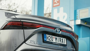 Toyota Mirai poháněná vodíkem na první veřejné tankovací stanici v ČR v Praze na Barrandově