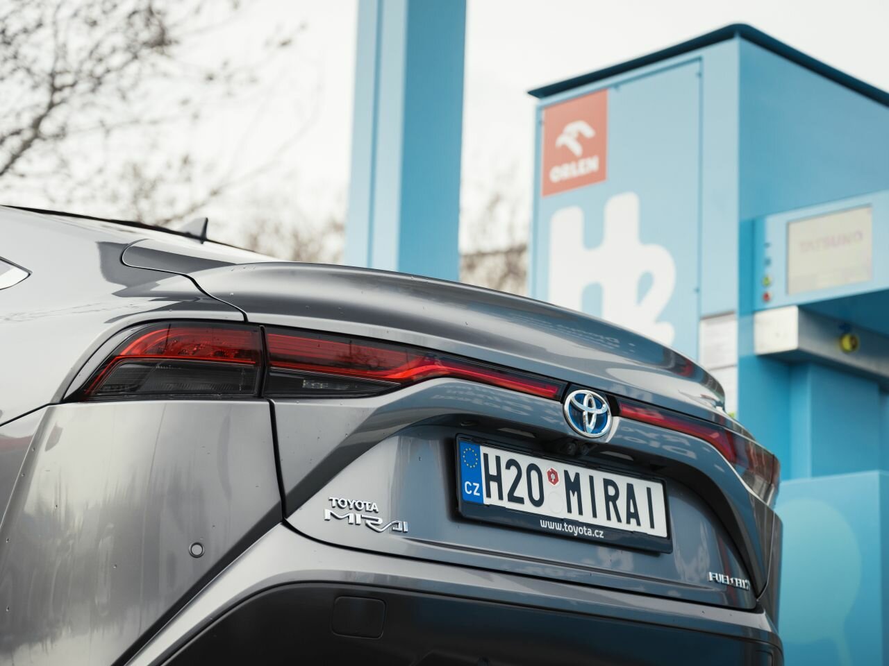 Toyota Mirai poháněná vodíkem na první veřejné tankovací stanici v ČR v Praze na Barrandově