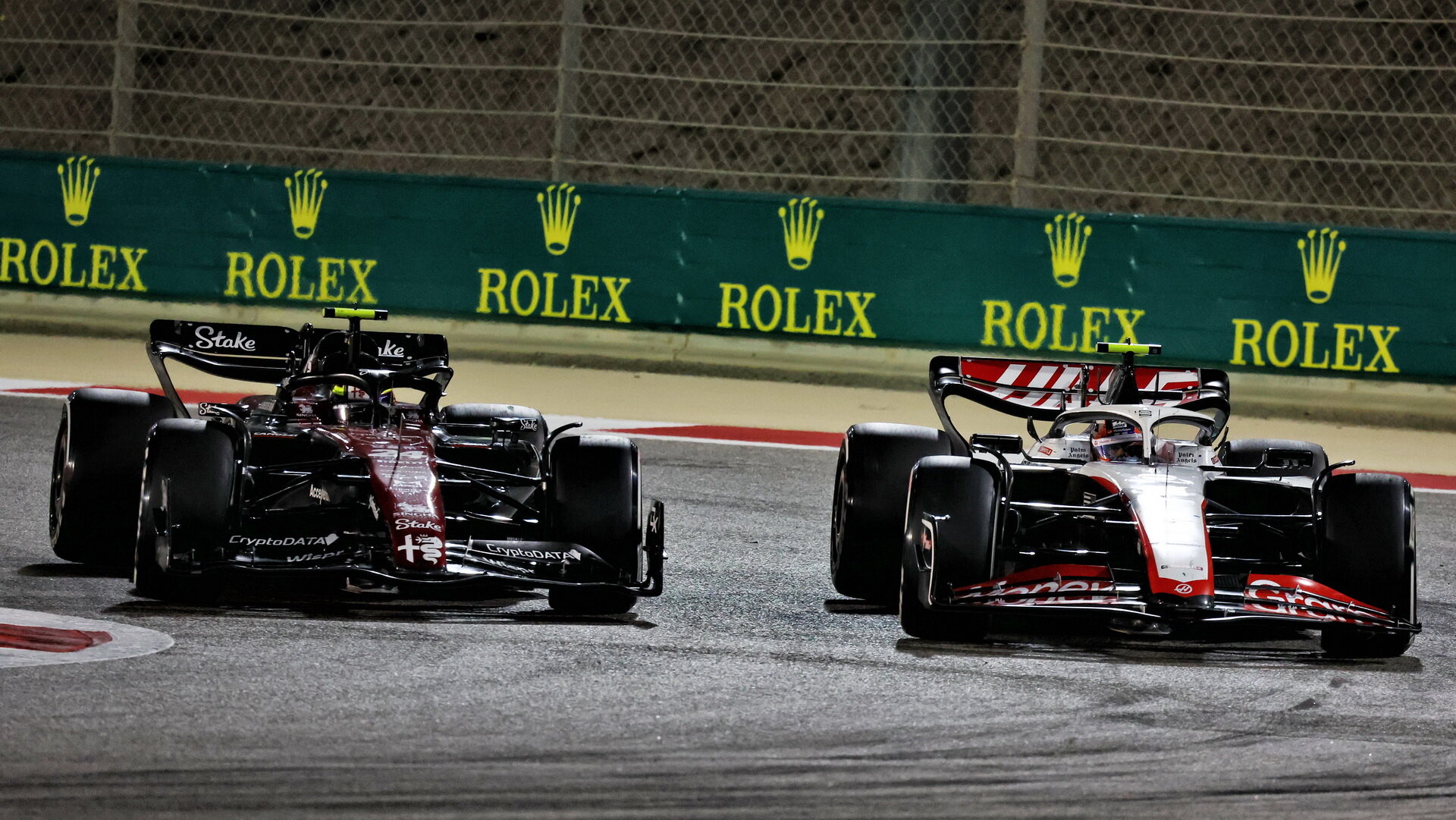 Guanyu Zhou a Nick Hülkenberg v závodě v Bahrajnu