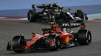 Carlos Sainz s Ferrari ve Velké ceně Bahrajnu