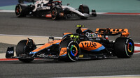 Lando Norris s McLarenem MCL60 v Bahrajnu