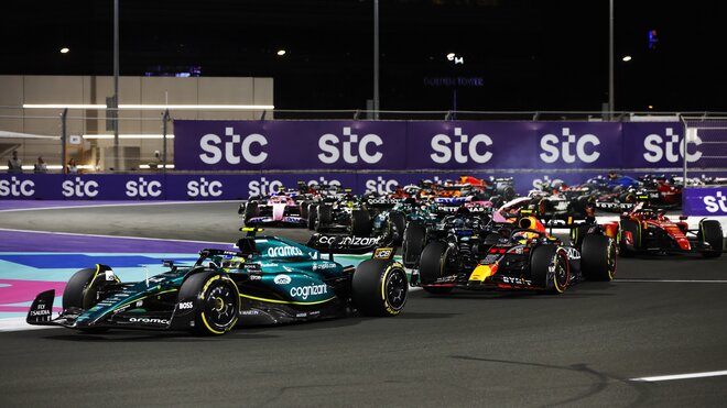Úvod Velké ceny Saúdské Arábie - Fernando Alonso před Sergiem Pérezem