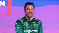 Fernando Alonso na pódiu po závodě v Saúdské Arábii