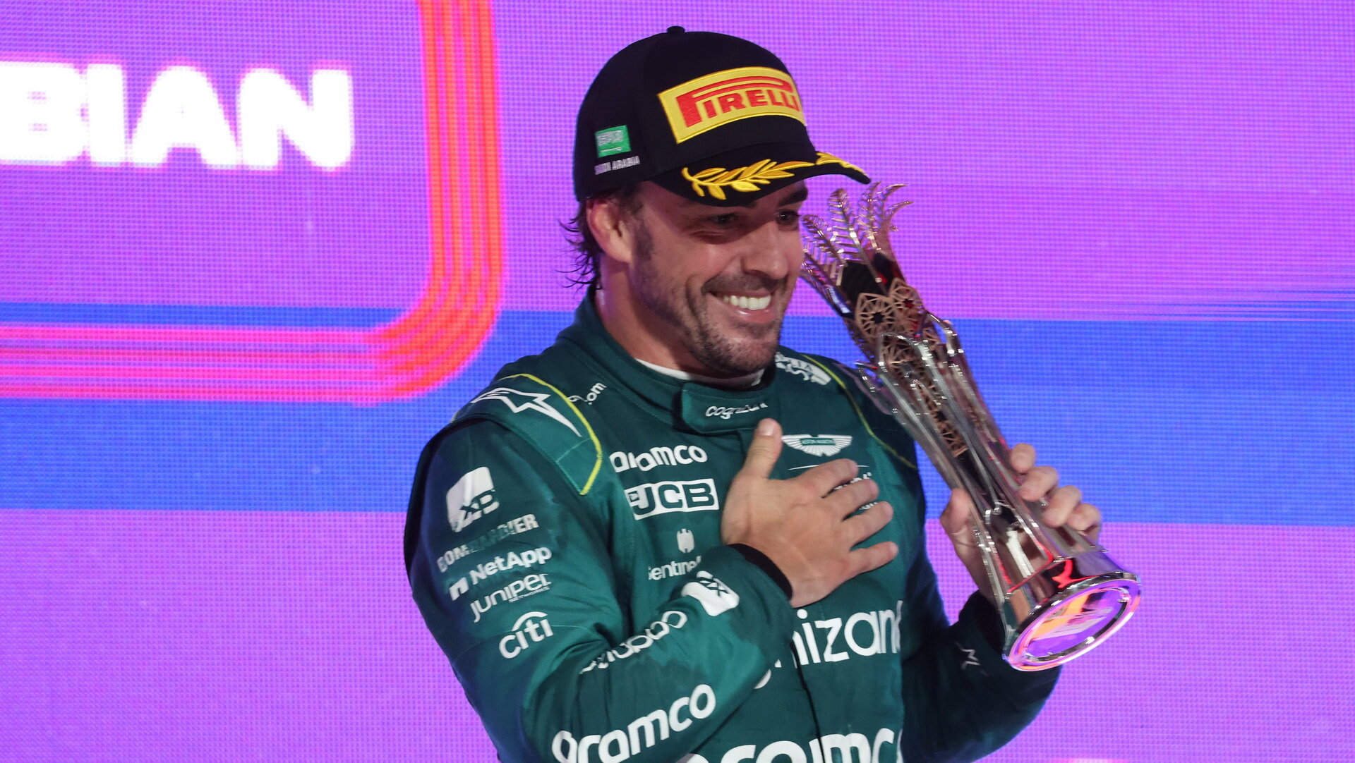 Fernando Alonso se svou trofejí za třetí místo po závodě v Saúdské Arábii
