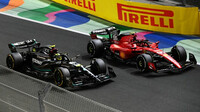 Lewis Hamilton a Carlos Sainz v závodě v Saúdské Arábii