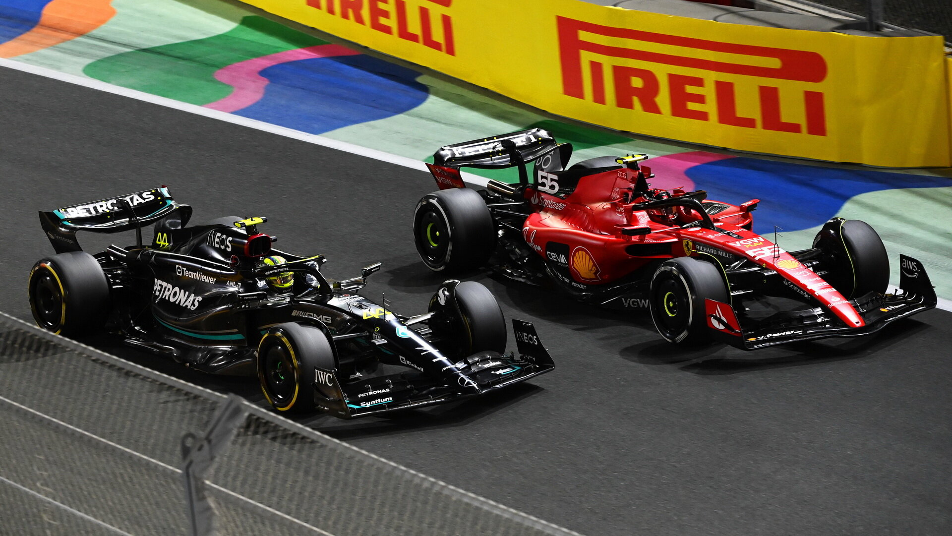 Mercedes je před Ferrari, ale za Red Bullem a Aston Martinem
