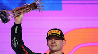 Max Verstappen se svou trofejí za druhé místo po závodě v Saúdské Arábii