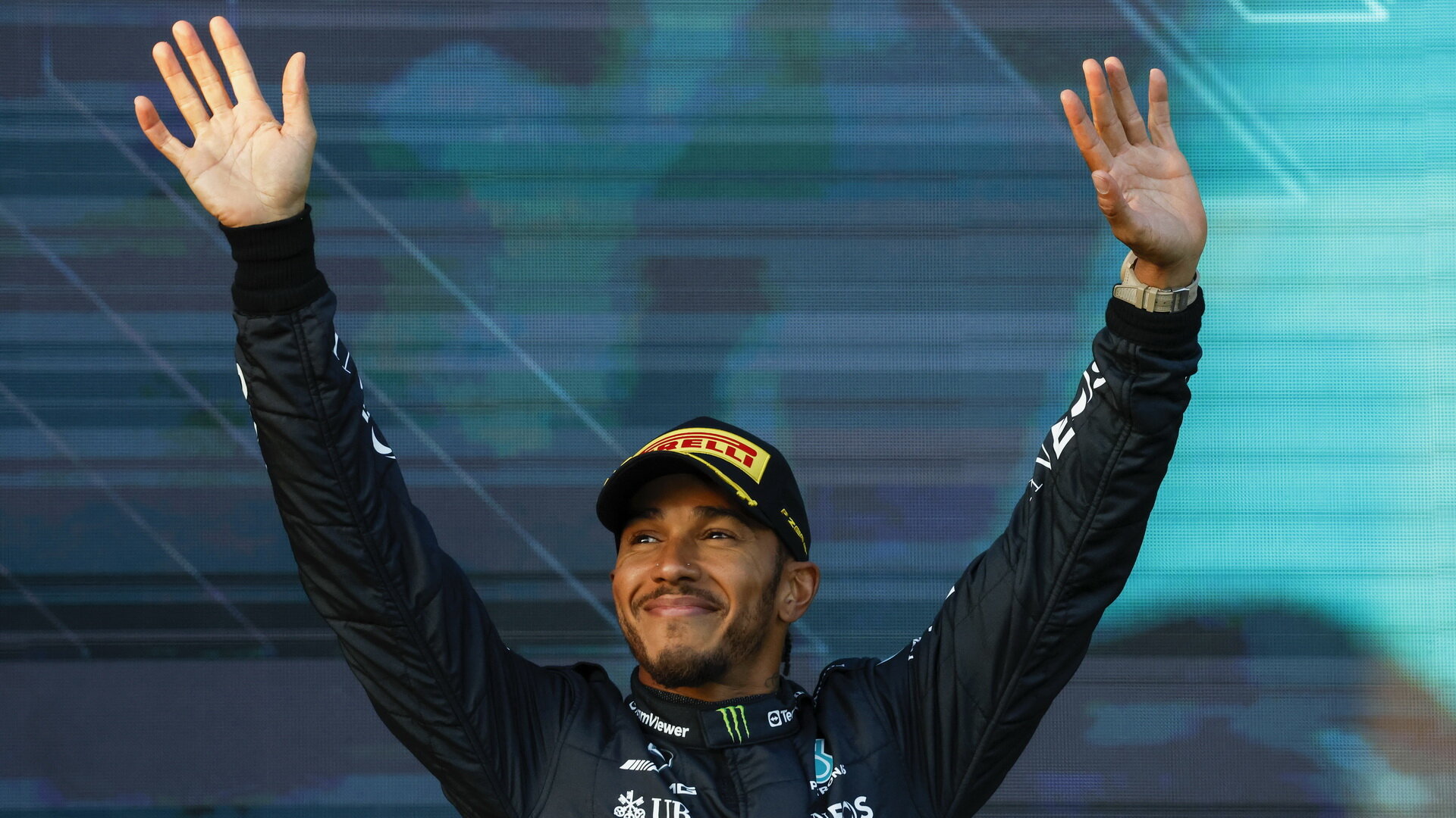 Lewis Hamilton na pódiu po závodě v Austrálii