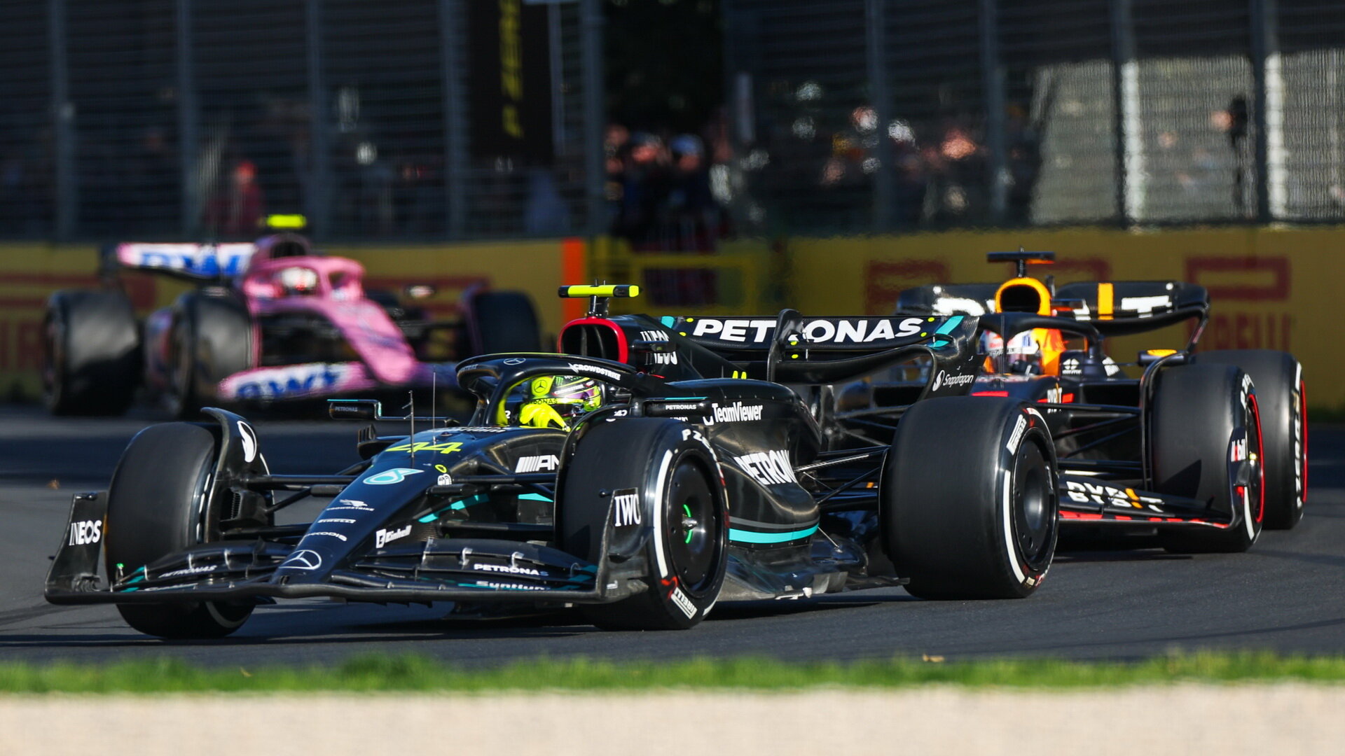 Lewis Hamilton po startu závodu v Austrálii