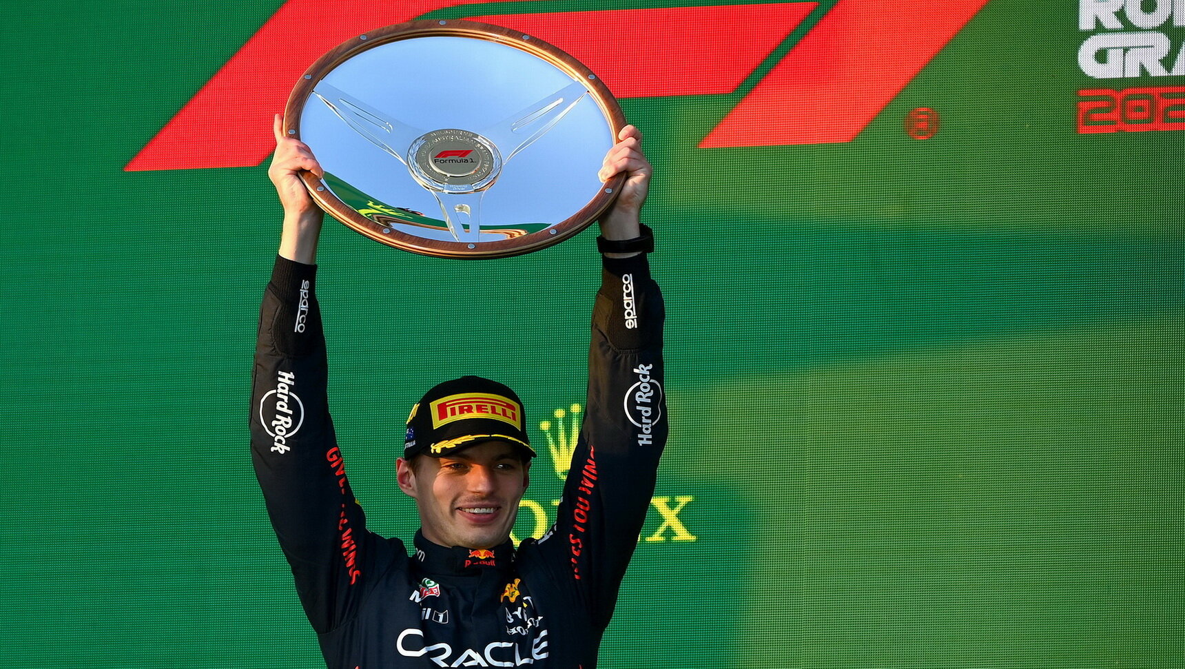 Max Verstappen se svou trofejí za prnví místo v závodě v Austrálii