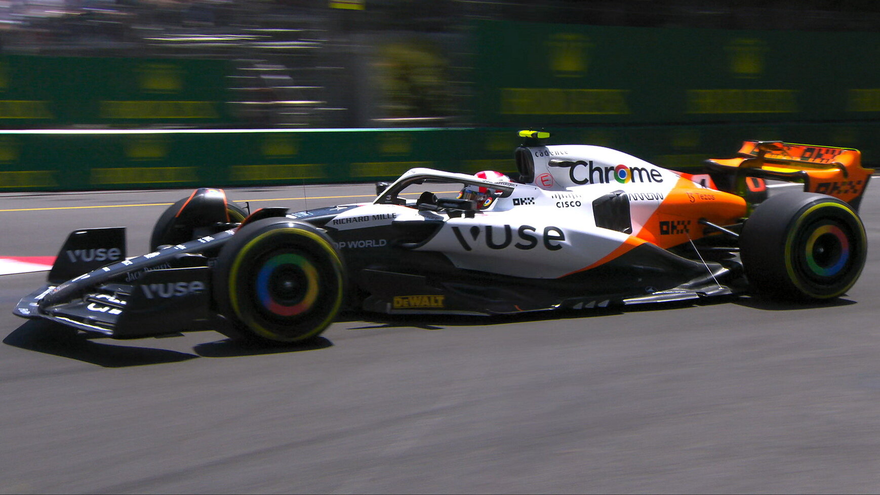 Odlišné zbarvení McLarenu v Monaku