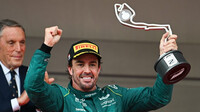 Fernando Alonso se svou trofejí za druhé místo po závodech v Monaku