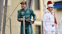 Fernando Alonso slaví na pódiu po závodě v Monaku