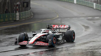 Kevin Magnussen za deště v závodě v ulicích Monaka