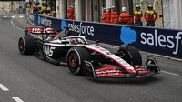 Kevin Magnussen v závodě v ulicích Monaka