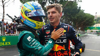 Fernando Alonso gratuluje Maxovi Verstappenovi k vítězství po závodě Monaku