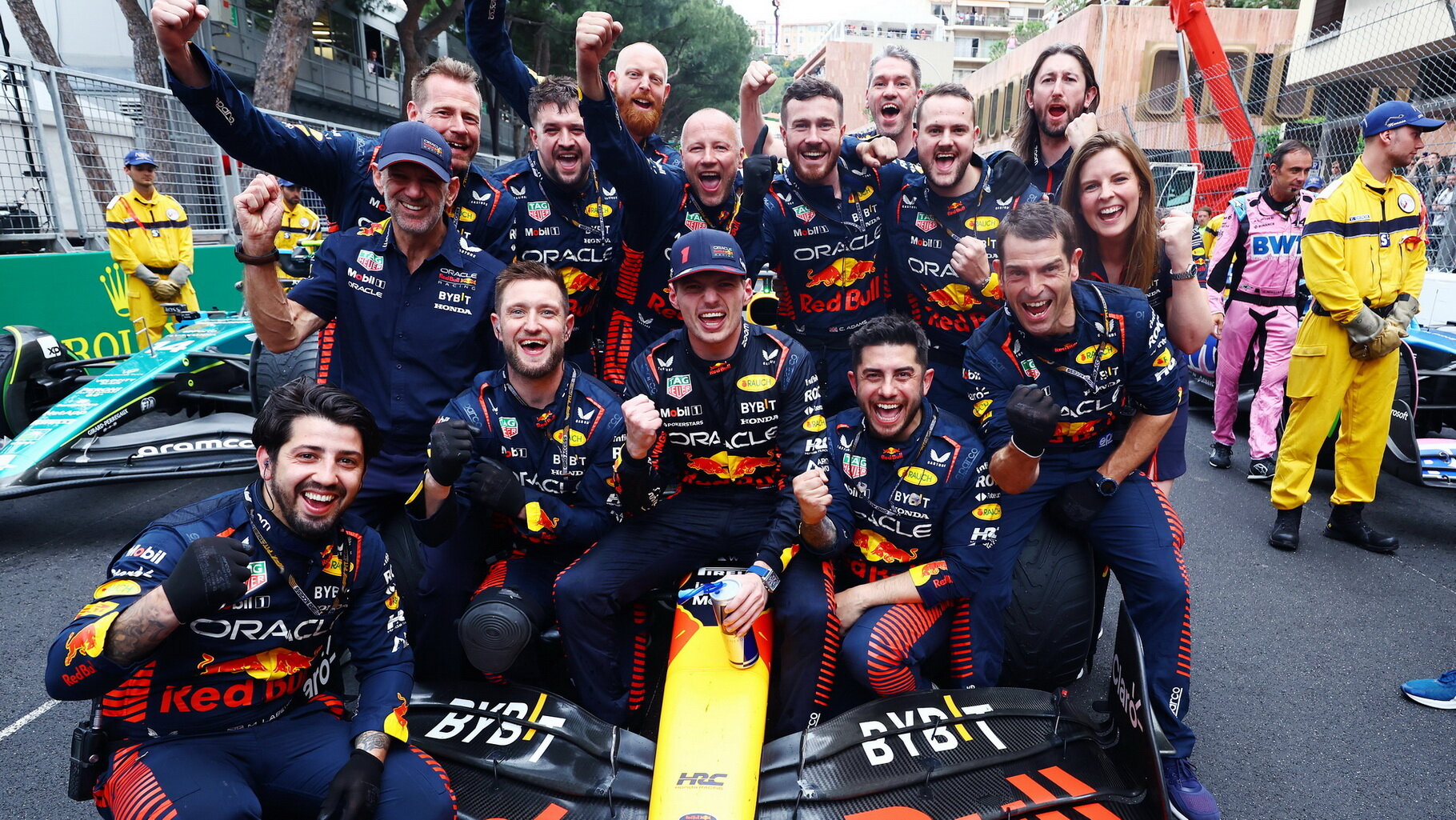 Max Verstappen slaví se svými mechaniky vítězství po závodě v Monaku