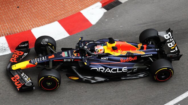 Max Verstappen s Red Bullem RB19 v Monaku