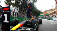 Max Verstappen slaví vítězství po závodě v ulicích Monaka