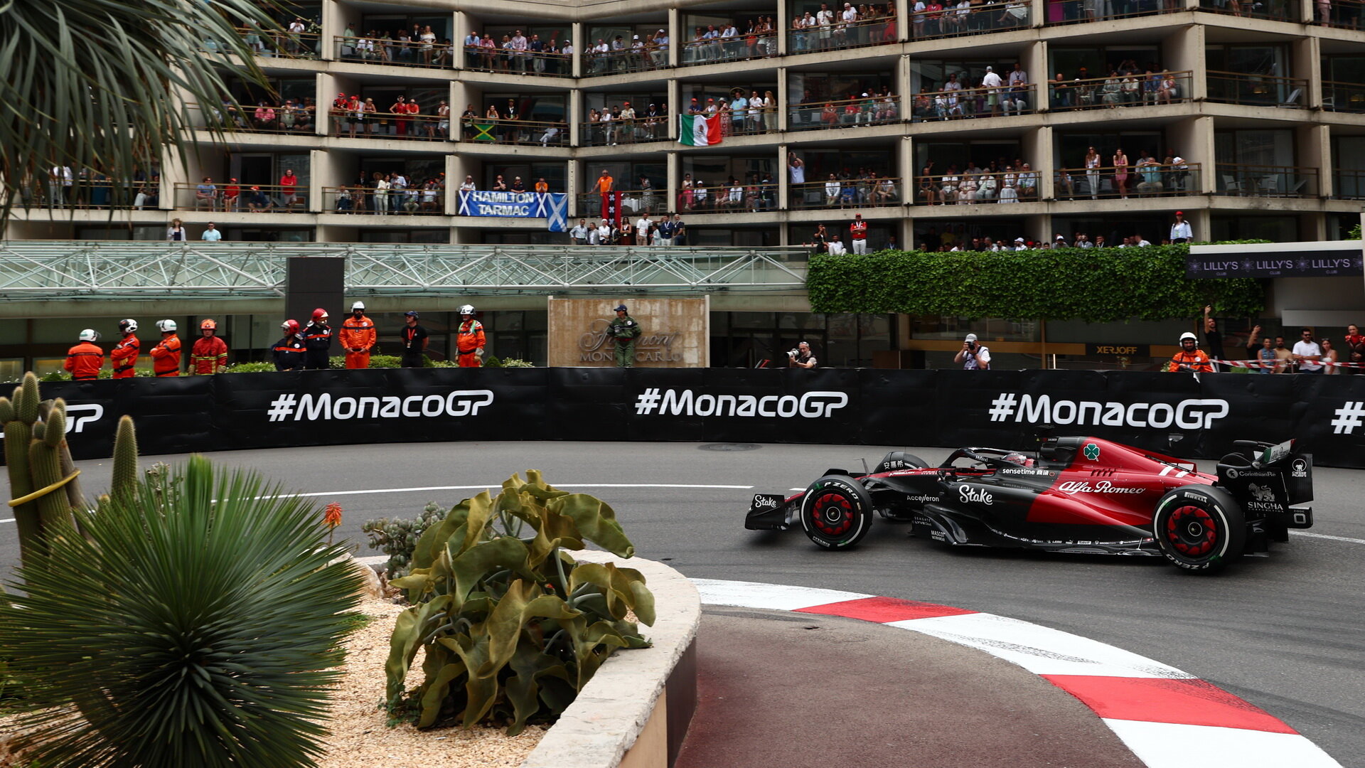 Valtteri Bottas v závodě v ulicích Monaka