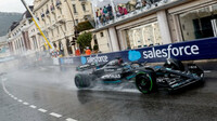 George Russell za deště v závodě v ulicích Monaka