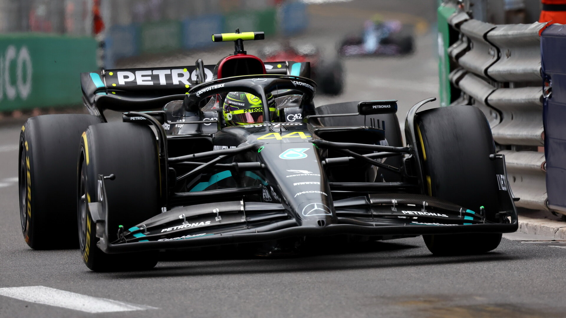 Lewis Hamilton v závodě v ulicích Monaka