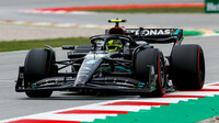Stříbrný Lewis Hamilton s vylepšeným Mercedesem W14 ve Španělsku